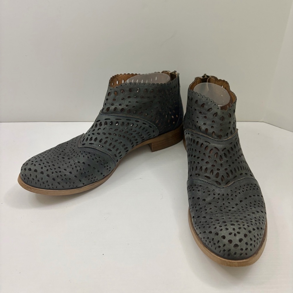 Sundance Dusry Blue Eyelet Cut Ankle Leather Boots Booties Size 10